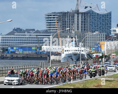 Hambourg, Allemagne. 20e Août, 2017. Les participants à l'UCI WorldTour Cyclassics cycle course après le bâtiment Elbphilharmonie à Hambourg, Allemagne, 20 août 2017. Photo : Axel Heimken/dpa/Alamy Live News Banque D'Images