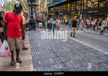 Barcelone, Espagne. Août 19, 2017. Le 19 août 2017 la ville de Barcelone a subi l'attaque terroriste d'ISIS, avec un total de 13 morts et des centaines de blessés. La ville a été un exemple de générosité à l'égard des victimes et de fraternité avec le peuple musulman. Barcelone crie au monde entier : Nous n'avons pas peur ! Credit : Miguel Galmés/Alamy Live News Banque D'Images