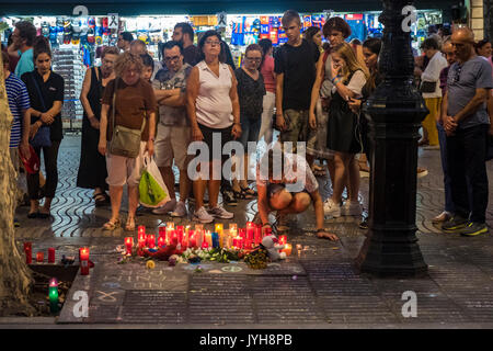 Barcelone, Espagne. Août 19, 2017. Le 19 août 2017 la ville de Barcelone a subi l'attaque terroriste d'ISIS, avec un total de 13 morts et des centaines de blessés. La ville a été un exemple de générosité à l'égard des victimes et de fraternité avec le peuple musulman. Barcelone crie au monde entier : Nous n'avons pas peur ! Credit : Miguel Galmés/Alamy Live News Banque D'Images