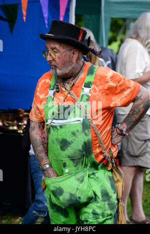 Southampton, Hampshire, Royaume-Uni, 20th août 2017. Un homme avec plusieurs percings de visage fumant un pipe Pagan Pride South parade à travers le centre-ville. La procession de la nature adorant les groupes religieux alternatifs est suivie d'un festival gratuit dans le parc Palmerston. Banque D'Images