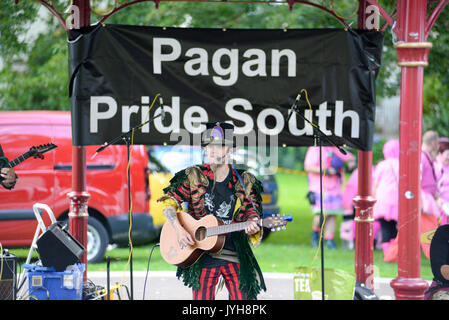 Southampton, Hampshire, Royaume-Uni, 20th août 2017. Groupe de Pixiphonic se exécutant au festival Pagan Pride South dans le centre-ville. Une procession de la nature adorant les groupes religieux alternatifs est suivie d'un festival gratuit dans le parc Palmerston. Banque D'Images