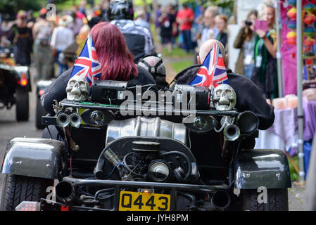 Southampton, Hampshire, Royaume-Uni, 20th août 2017. Les tricycles motorisés construits sur mesure aident la parade Pagan Pride South à travers le centre-ville. La procession de la nature adorant les groupes religieux alternatifs est suivie d'un festival gratuit dans le parc Palmerston. Banque D'Images