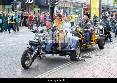 Southampton, Hampshire, Royaume-Uni, 20th août 2017. Les tricycles motorisés construits sur mesure aident la parade Pagan Pride South à travers le centre-ville. La procession de la nature adorant les groupes religieux alternatifs est suivie d'un festival gratuit dans le parc Palmerston. Banque D'Images