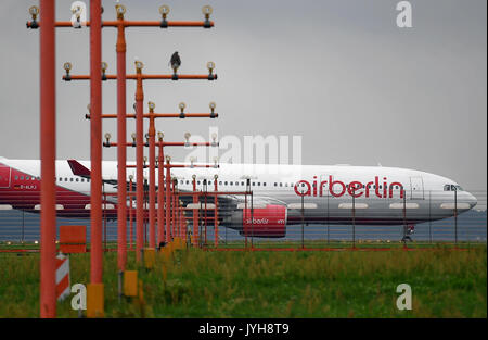 Berlin, Allemagne. 18 août, 2017. Les avions de la compagnie insolvable 'Air Berlin' stand à l'aéroport de Tegel à Berlin, Allemagne, 18 août 2017. Photo : Paul Zinken/dpa/Alamy Live News Banque D'Images