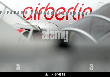 Berlin, Allemagne. 18 août, 2017. Les avions de la compagnie insolvable 'Air Berlin' stand à l'aéroport de Tegel à Berlin, Allemagne, 18 août 2017. Photo : Paul Zinken/dpa/Alamy Live News Banque D'Images