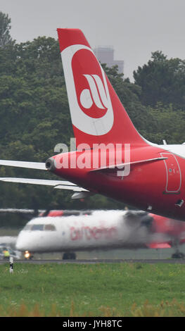 Berlin, Allemagne. 18 août, 2017. Les avions de la compagnie insolvable 'Air Berlin' stand à l'aéroport de Tegel à Berlin, Allemagne, 18 août 2017. Photo : Paul Zinken/dpa/Alamy Live News Banque D'Images