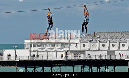 Brighton, UK. 20e Août, 2017. ; UK Weather. Les visiteurs jouissent d'une grande ride sur le front de mer de Brighton de neuf fil Zip sur une belle journée ensoleillée avec des températures devrait atteindre 23 degrés dans certaines régions du sud-est aujourd'hui Crédit : Simon Dack/Alamy Live News Banque D'Images