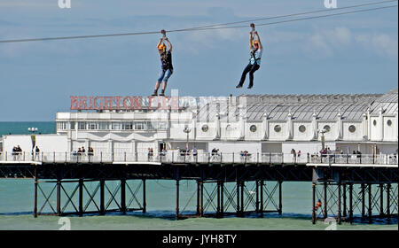 Brighton, UK. 20e Août, 2017. ; UK Weather. Les visiteurs jouissent d'une grande ride sur le front de mer de Brighton de neuf fil Zip sur une belle journée ensoleillée avec des températures devrait atteindre 23 degrés dans certaines régions du sud-est aujourd'hui Crédit : Simon Dack/Alamy Live News Banque D'Images