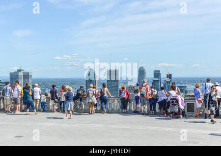 Montréal, Canada - le 16 août 2017 : Beaucoup de touristes sont debout sur Belvédère Kondiaronk à profiter de ville de Montréal. Ville de Montréal en été, Canada Banque D'Images