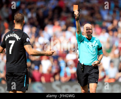 Arbitre Lee Mason montre un carton rouge à West Ham United, Marko Arnautovic au cours de la Premier League match à St Mary, Southampton. Banque D'Images