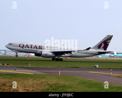 A7 AFZ Qatar Airways Airbus A330 Cargo 243F cn 1406 pic2 Banque D'Images