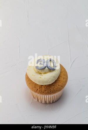 Seule l'éponge vanille cup cake avec le numéro 30 sur le dessus de glaçage blanc crème rustique isolé sur fond blanc - celebration background Banque D'Images