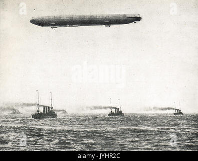 Zeppelin au-dessus de la flotte allemande, WW1 Banque D'Images