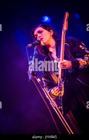 Biddinghuizen, Pays-Bas. 18 août, 2017. Romy Madley Croft, de l'anglais Le groupe indie XX représenté sur scène comme ils effectuer live au festival Lowlands 2017 à Biddinghuizen Pays-bas Crédit : Roberto Finizio/Pacific Press/Alamy Live News Banque D'Images