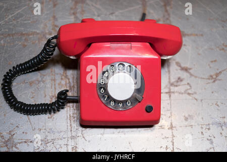 Vieux téléphone rouge sur la table , vintage téléphone sur 24 Banque D'Images