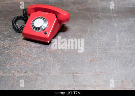 Vieux téléphone rouge sur table - vintage 24 - téléphone sur Banque D'Images