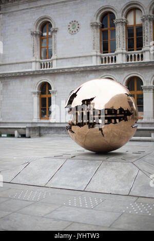 Arnaldo Pomodoro's 'Sphere' à la sphère à l'intérieur de la bibliothèque de Berkeley, Trinity College. Dublin, Leinster, Irlande, Europe. Banque D'Images