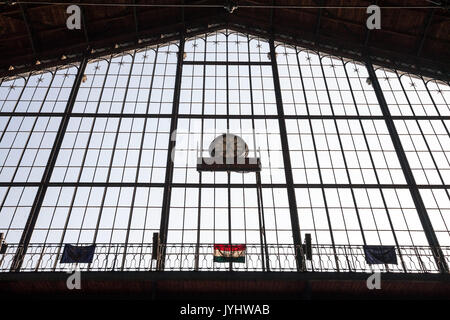 Drapeau hongrois et européens accrochées sur la fenêtre principale d'Nyguati Palyaudvar gare. En dépit de nombreuses critiques, la Hongrie reste l'un des principaux 100 Banque D'Images