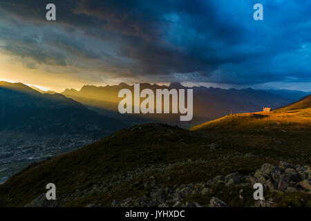 Les rayons du soleil sur le sommet de la montagne, Samedan, Engadine, Suisse. Banque D'Images