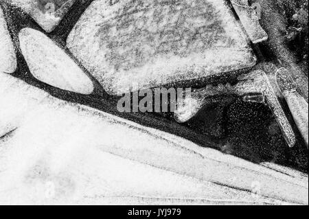 Des flaques surgelées, des motifs de fabrication de glace, des images abstraites et des dessins de la nature Banque D'Images