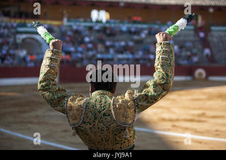 Banderillero, le torero qui, à pied, place les fléchettes dans le taureau, la couleur vive est banderilles fléchettes placé dans le bull Banque D'Images