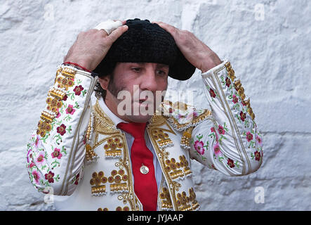 Torero espagnol Juan Jose Padilla mettant la montera avant de commencer à se battre, l'Espagne, le 24 septembre 2010 Banque D'Images