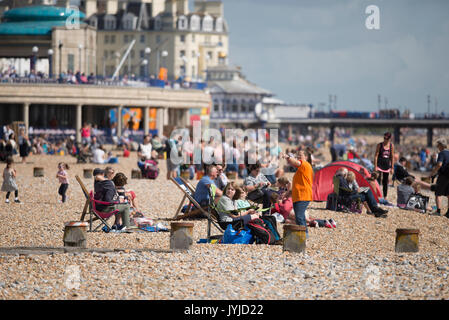 18 août 2017. De grandes foules de touristes sur la plage pour regarder l'Eastbourne International Air Show, 21-07-2013 2017, Angleterre Banque D'Images