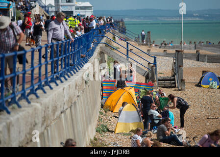 18 août 2017. De grandes foules de touristes sur la plage pour regarder l'Eastbourne International Air Show, 21-07-2013 2017, Angleterre Banque D'Images