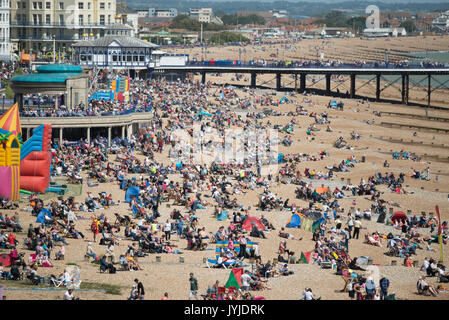 18 août 2017. De grandes foules de touristes sur la plage pour regarder l'Eastbourne International Air Show, 21-07-2013 2017, Angleterre Banque D'Images
