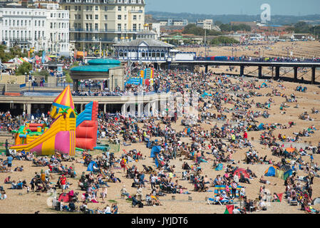 18 août 2017. De grandes foules de touristes sur la plage pour regarder l'Eastbourne International Air Show, 21-07-2013 2017, Angleterre Banque D'Images