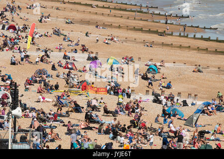 18 août 2017. De grandes foules de touristes sur la plage pour regarder l'Eastbourne International Air Show, 21-07-2013 2017, Angleterre Banque D'Images