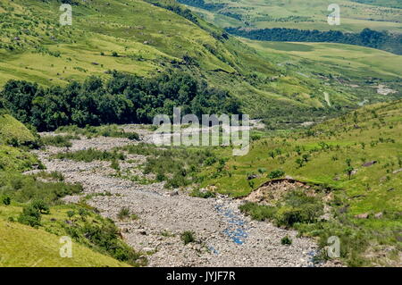 Cours d'une rivière à sec de Thukela cascade dans la montagne du Drakensberg, Afrique du Sud Banque D'Images