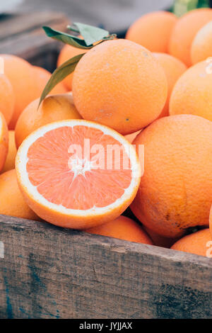 Californie Les oranges biologiques cultivés localement dans une caisse en bois Banque D'Images