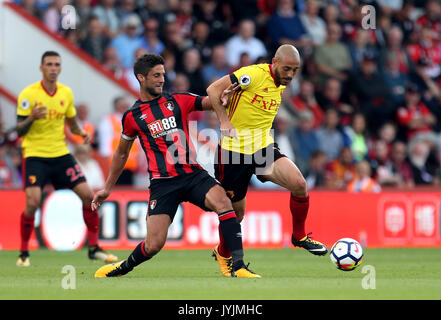 La Watford Nordin Amrabat (droite) et AFC Bournemouth's Andrew Surman bataille pour la balle durant le premier match de championnat à la vitalité Stadium, Bournemouth. Banque D'Images