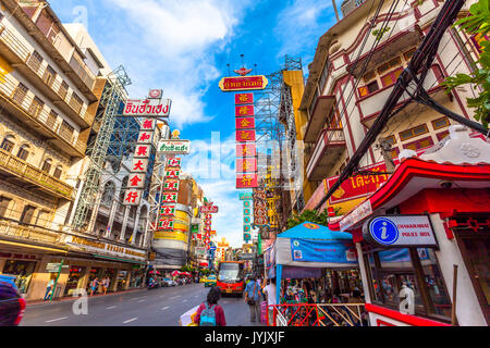 Chaina ville, Bangkok, Thaïlande - 9 août 2017 : le trafic sur Yaowarat road. Chinatown avec des bâtiments, des restaurants chinois et de décoration. Occupé Banque D'Images