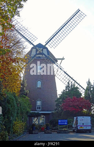 Cette image représente un moulin à vent sur le site de Lana Mariana à Harskamp, un village des pays-Bas. Les moulins à vent sont depuis longtemps une partie emblématique du patrimoine néerlandais, souvent utilisés dans l'agriculture historique et la gestion de l'eau. Banque D'Images