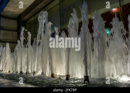 De Jets d'une fontaine d'eau à Singapour de nuit - 1 Banque D'Images