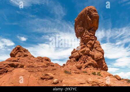 La formation de roche géologique de Balanced Rock à l'intérieur Parc National Arches sur une chaude journée d'été, Utah, États-Unis d'Amérique. Banque D'Images