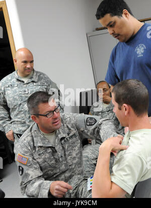 Frankie Hernandez, le plomb de technicien d'urgence médicale pour Fort Belknap Agency, offre une formation supplémentaire pour lutter contre les spécialistes infirmier affecté à l'Armée du 7234th commande médicale Groupe de soutien médical situé dans la région de Vallejo, en Californie. Les trois soldats font partie de près de 50 membres du personnel médical qui travaillent en partenariat avec les opticiens de l'armée américaine de Fort Belknap et Indian Health Service à offrir des soins médicaux à la population tribale locale. L'Indian Health Service offre de prévention, de traitement, et de soins de santé communautaires pour environ 2,2 millions d'Indiens américains et les Autochtones de l'Alaska Banque D'Images