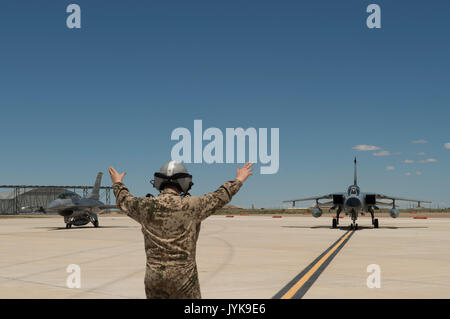 Un chef d'équipe de la force aérienne allemande guides une tornade au GAF avec un F-16 Fighting Falcon affecté à la 314e Escadron de chasse au cours de la dernière mission conjointe battant ensemble ici à la base aérienne de Holloman, N.M., 17 août 2017. Le GAF est entré dans sa phase finale de départ, ils ne seront pas complètement leur départ jusqu'à la mi 2019. (U.S. Air Force photo de Tech. Le Sgt. Amanda Junk) Banque D'Images