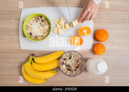 Portrait de personne mains préparer le petit-déjeuner sur le comptoir de cuisine en bois Banque D'Images