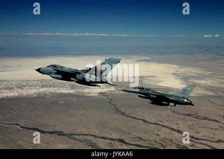 Une tornade de l'air allemande et un F-16 Fighting Falcon affecté à la 314e Escadron de chasse voler en formation ensemble au cours de la dernière mission conjointe battant à Holloman Air Force Base, le 17 août, 2017. Le GAF est entré dans sa phase finale de départ, ils ne seront pas complètement de leur départ de la base aérienne de Holloman jusqu'au milieu de 2019. (U.S. Photo de l'Armée de l'air par le Major Bradford" Brizek «Emcon) Banque D'Images