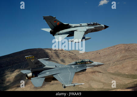 Une tornade de l'air allemande et un F-16 Fighting Falcon affecté à la 314e Escadron de chasse voler en formation ensemble au cours de la dernière mission conjointe battant à Holloman Air Force Base, le 17 août, 2017. Le GAF est entré dans sa phase finale de départ, ils ne seront pas complètement de leur départ de la base aérienne de Holloman jusqu'au milieu de 2019. (U.S. Photo de l'Armée de l'air par le Major Bradford" Brizek «Emcon) Banque D'Images