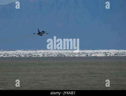 Un F-16 Fighting Falcon affecté à la 314e Escadron de chasse se dirige vers White Sands National Monument dans le cadre de la dernière mission conjointe battant avec une tornade de la force aérienne allemande à la base aérienne de Holloman, N.M., 17 août 2017. La Force aérienne allemande est entré dans sa phase finale de départ, ils ne seront pas complètement de leur départ de la base aérienne de Holloman jusqu'au milieu de 2019. (U.S. Photo de l'Armée de l'air par la Haute Airman Chase Cannon) Banque D'Images