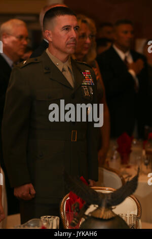 U.S. Marine Corps Brig. Le général Benjamin T. Watson, sous-commandant de la division, 2ème Division de marines, se situe à l'attention durant l'hymne national, le Camp Lejeune, N.C., 17 août 2017. L'événement a eu lieu pour célébrer le 100e anniversaire du 6e Régiment de Marines. (U.S. Marine Corps photo par le Cpl. John A. Hamilton Jr.) Banque D'Images