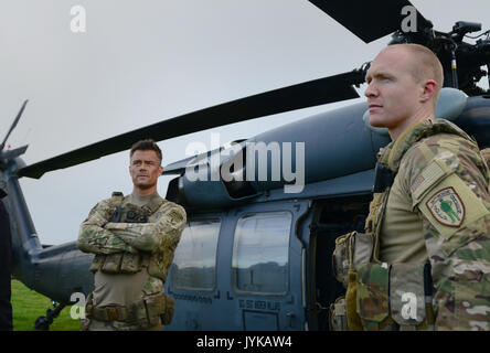 Un 56e Escadron de sauvetage HH-60G Pavehawk pilote de l'hélicoptère, à droite, se prépare à prendre part à une scène de film avec l'acteur Josh Duhamel alors que sur l'ensemble de film de Michael Bay Transformers : Le dernier chevalier, tourné près de Stonehenge, en Angleterre, le 30 septembre 2016. Le personnel de la 56e ont rencontré les acteurs et les QR a participé au tournage. (U.S. Photo de l'Armée de l'air par la Haute Airman Erin Trower) Banque D'Images