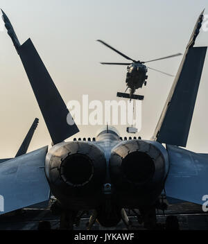 170817-N-NI812-437 Golfe Arabique (Aug. 17, 2017) Un MH-60S Sea Hawk affecté à l'hélicoptère "Eightballers" de lutte contre la mer (HSC) de l'Escadron 8 se prépare à l'envoyer à explosées le porte-avions USS Nimitz (CVN 68) au cours d'un ravitaillement en mer dans le golfe Arabo-Persique. Nimitz est déployé sur le 5e flotte américaine zone d'opérations dans le cadre de l'opération inhérents résoudre. Alors que dans cette région, le navire et son groupe aéronaval mènent des opérations de sécurité maritime pour rassurer les alliés et les partenaires, de préserver la liberté de navigation et de maintenir la libre circulation du commerce. (U.S. Phot de la marine Banque D'Images