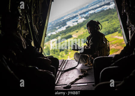 Un chef d'équipe du Corps des Marines des États-Unis repose sur une MV-22 Osprey survolant Hokkaido, Japon, le 18 août 2017, à l'appui du nord de Viper 2017. Cet exercice teste la capacité de l'interopérabilité et la Japon bilatérales d'autodéfense au sol et les forces du Corps des Marines des États-Unis de travailler ensemble et donne l'occasion d'effectuer un entraînement réaliste dans un environnement inconnu. Ceci, combiné à l'exercice conjoint est tenu à renforcer la coopération régionale entre les nations participantes à dissuader collectivement les menaces de sécurité. Le chef d'équipage est affecté à l'escadron 262 à rotors basculants Support Marine, Marine Aircraft Gr Banque D'Images