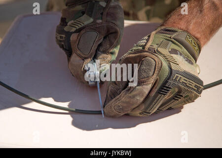 Un formateur de l'armée britannique au cours de cordeau détonant des compressions à l'ingénieur de combat complexe gamme Besmaya, l'Iraq, le 8 août 2017. La gamme Besmaya complexe est l'un des quatre Combined Joint Task Force - Fonctionnement résoudre inhérent à renforcer les capacités des partenaires endroits consacre à la formation des forces des partenaires et renforcer leur efficacité sur le champ de bataille. Les GFIM-OIR est la Coalition mondiale pour vaincre ISIS en Iraq et en Syrie. (U.S. Photo de l'armée par le Sgt. Tracy McKithern) Banque D'Images