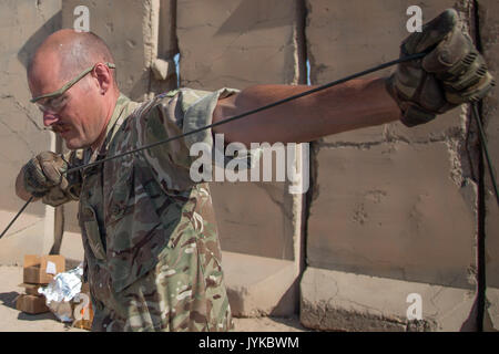 Un formateur de l'armée britannique au cours de cordeau détonant des mesures à l'ingénieur de combat complexe gamme Besmaya, l'Iraq, le 8 août 2017. La gamme Besmaya complexe est l'un des quatre Combined Joint Task Force - Fonctionnement résoudre inhérent à renforcer les capacités des partenaires endroits consacre à la formation des forces des partenaires et renforcer leur efficacité sur le champ de bataille. Les GFIM-OIR est la Coalition mondiale pour vaincre ISIS en Iraq et en Syrie. (U.S. Photo de l'armée par le Sgt. Tracy McKithern) Banque D'Images